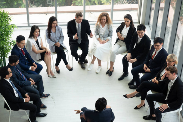 Aufnahme einer Gruppe von Geschäftsleuten bei einer Diskussion in einem Büro  - Foto, Bild