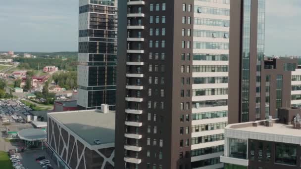 Letecký pohled na nově postavený luxusní rezidenční komplex. Video. Panoramatický výhled na velké město za letního slunečného dne. - Záběry, video