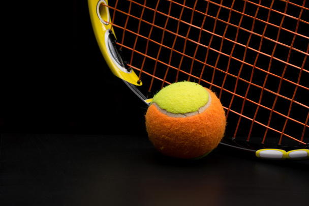 Bola de tênis para crianças com raquete de tênis
 - Foto, Imagem