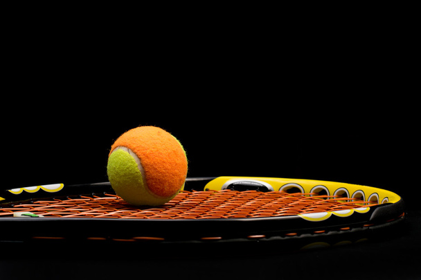 子供のためのテニス ラケットとテニスボール - 写真・画像