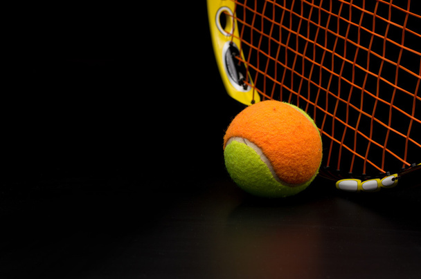 Palla da tennis per bambini con racchetta da tennis
 - Foto, immagini