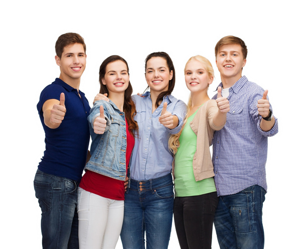 Skupina studentů s úsměvem ukazuje palec - Fotografie, Obrázek