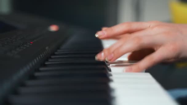 Tyttö soittaa pianoa. Lähikuva näkymä. - Materiaali, video