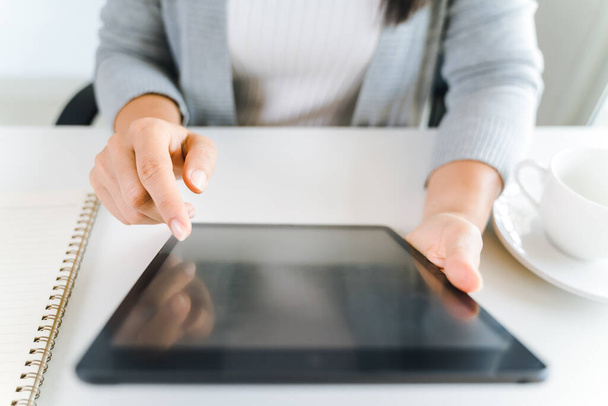 Крупним планом молоді жінки використовують цифровий планшет для роботи в офісі
. - Фото, зображення