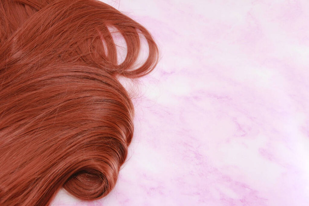 vörös haj egy barna hajú nő egyenes fürtökben - Fotó, kép