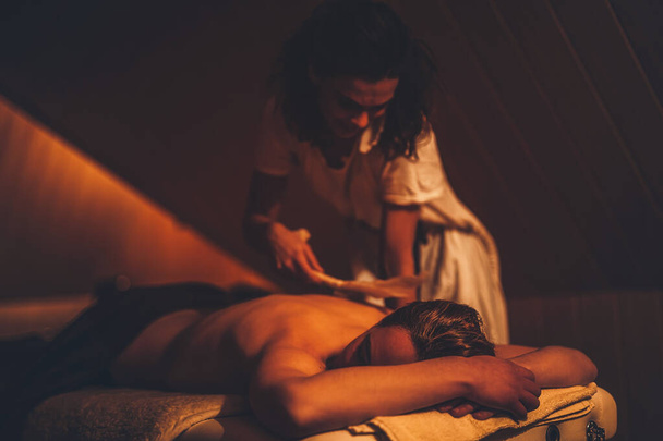 Massage einer schönen Frau, Körperpflege. - Foto, Bild