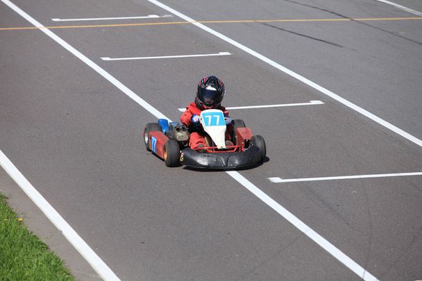jonge Go-Cart racer voltooien - Foto, afbeelding