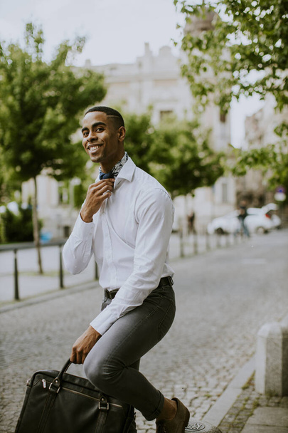 Komea nuori afroamerikkalainen liikemies odottaa taksia kadulla - Valokuva, kuva