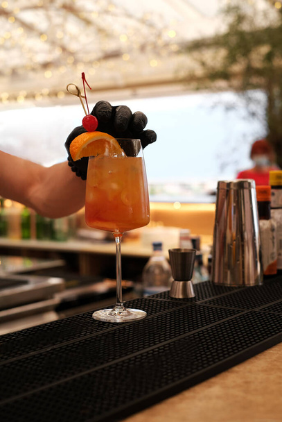barman robi koktajl w restauracji w barze. orzeźwiające letnie drinki. Barman przy zbliżeniu do pracy. makieta - Zdjęcie, obraz