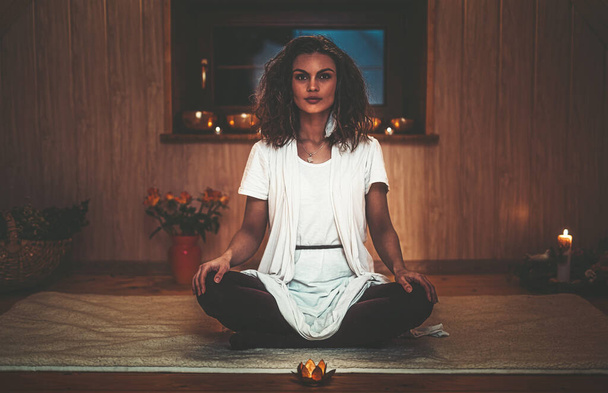 gyönyörű meditáló nő gyönyörű belső terekben. - Fotó, kép