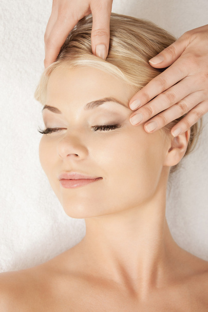 beautiful woman in massage salon - Foto, Imagen