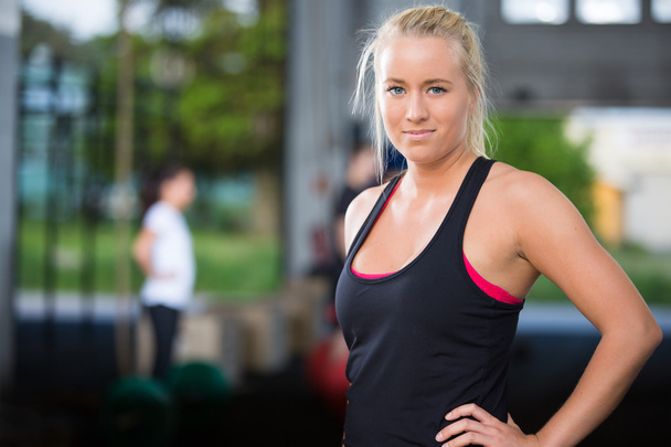 atrakcyjny blond kobieta na siłowni fitness - Zdjęcie, obraz