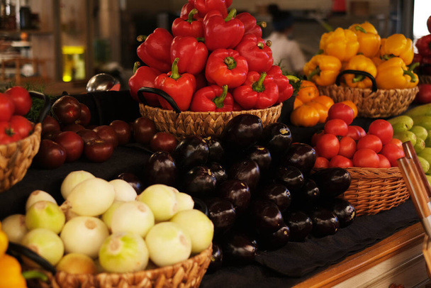magasin de légumes. oignons, courgettes, aubergines, poivrons, tomates, chou sur la table close-up. concept d'alimentation saine - Photo, image