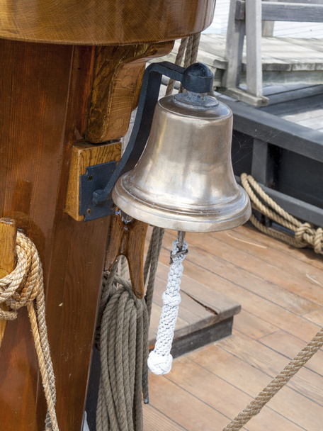 Glocke hängt im Boot - Foto, Bild