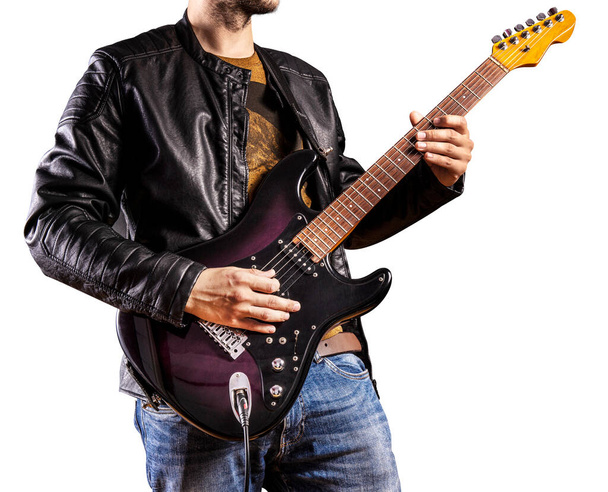 Gitaarspeler geïsoleerd op wit. Artiest en muzikant treden op als rockster. Rock gitarist speelt solo op een elektrische gitaar.  - Foto, afbeelding