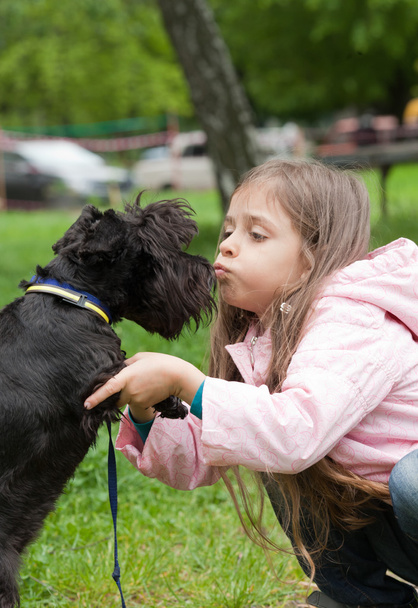 Little girl and her dog - Foto, imagen