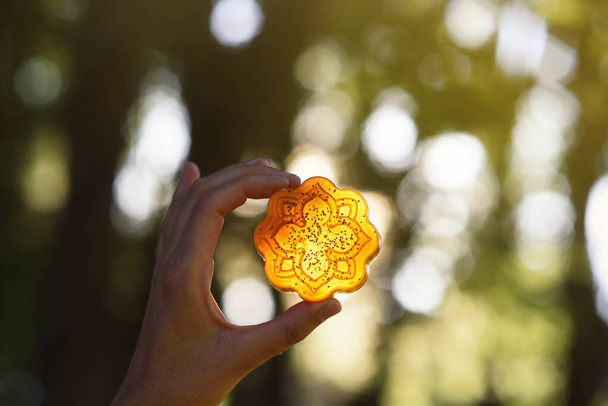 Mooie oranje verlichte badzeep in het bos, handgemaakte zeep concept - Foto, afbeelding