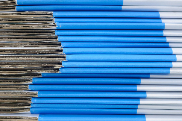 mavi ve beyaz kağıt kutular yığını - Fotoğraf, Görsel
