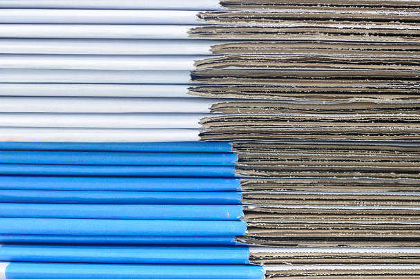 Sinivalkoisten paperilaatikoiden pino
 - Valokuva, kuva