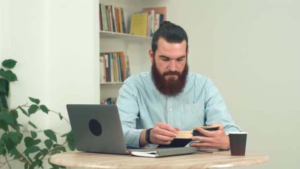 Кадри офісного працівника, який читає книгу у вільний час
 - Кадри, відео