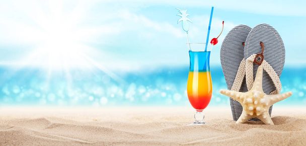 Cocktail frais et froid sur une plage tropicale avec palmiers et sable brillant. Vacances d'été en mer et concept de voyage avec espace de copie - Photo, image