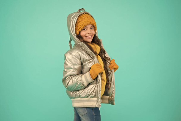Real feeling. enjoy weather on christmas holidays. smiling stylish child. autumn season fashion. teenage girl in silver puffer jacket. trendy warm clothing. happy childhood. accessories shop for kids - Foto, imagen