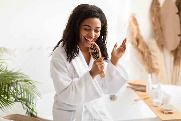 Black Woman Holding Hairbrush Singing And Having Fun In Bathroom - Fotografie, Obrázek