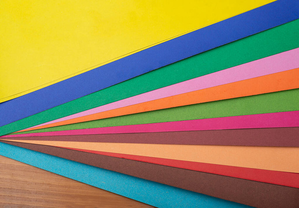 Πολλαπλών χρωμάτων κάρτα πίνακα κάνοντας πολύχρωμο φόντο στο τραπέζι. - Φωτογραφία, εικόνα