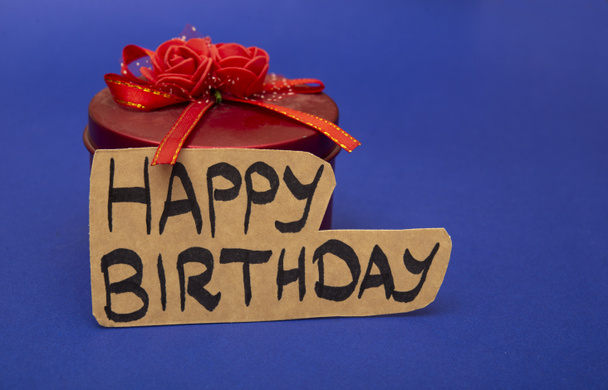 Открытка с пожеланием дня рождения от руки с красной коробкой подарков. - Фото, изображение