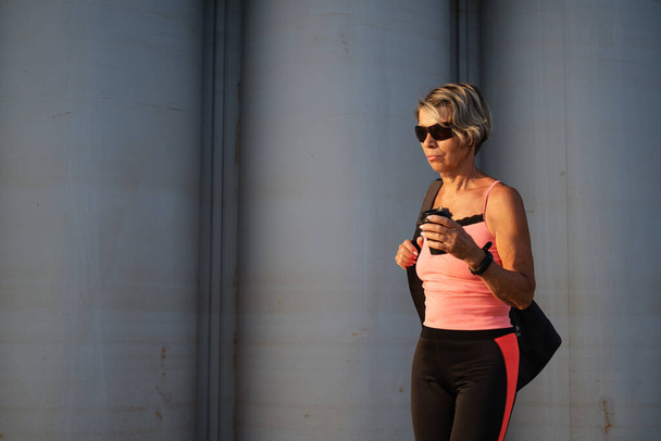 aktivní senioři žena jít na fitness cvičení ve městě - Fotografie, Obrázek