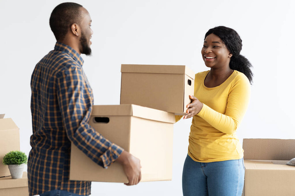 Dia da Deslocalização. Retrato de feliz casal afro-americano levando caixas de papelão - Foto, Imagem