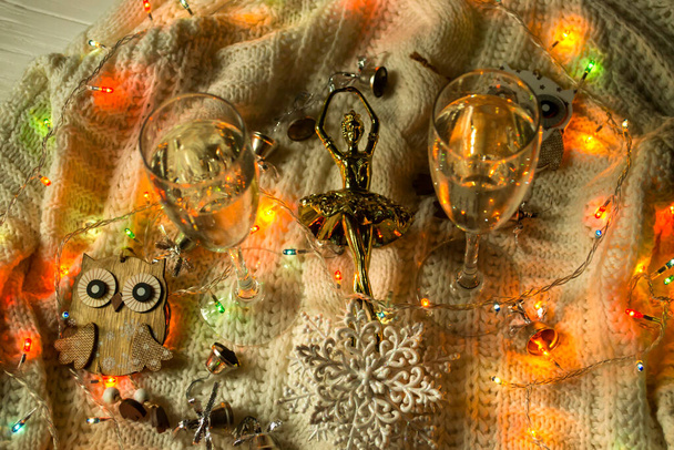 Окуляри шампанського та різдвяні прикраси
. - Фото, зображення