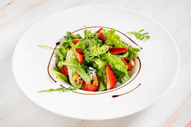 healthy salad with strawberriesa and arugula - Foto, imagen