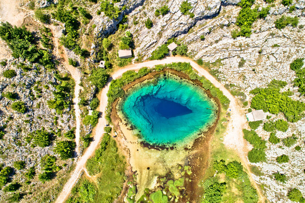 Fuente del río Cetina vista aérea hoyo de agua, Dalmacia Hinterland de Croacia - Foto, Imagen