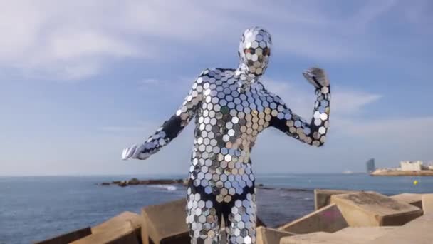Jiskřivý muž v obleku tančící u moře - Záběry, video