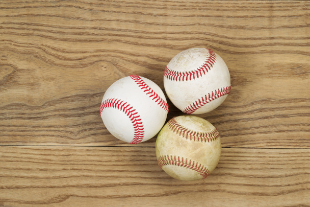 Käytetyt Baseballs on Aged Wood
  - Valokuva, kuva