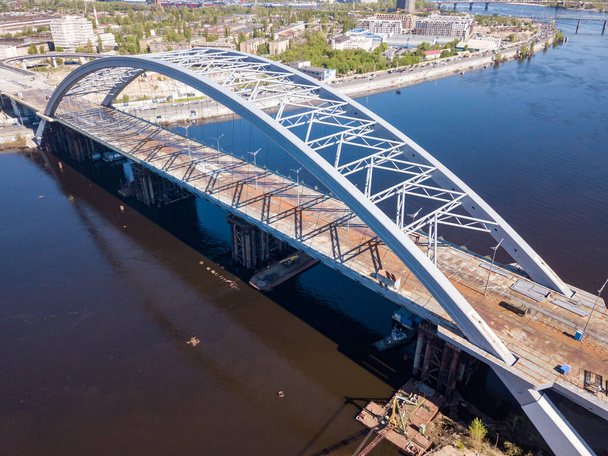 Nedokončený most v Kyjevě. Zobrazení leteckých dronů. - Fotografie, Obrázek