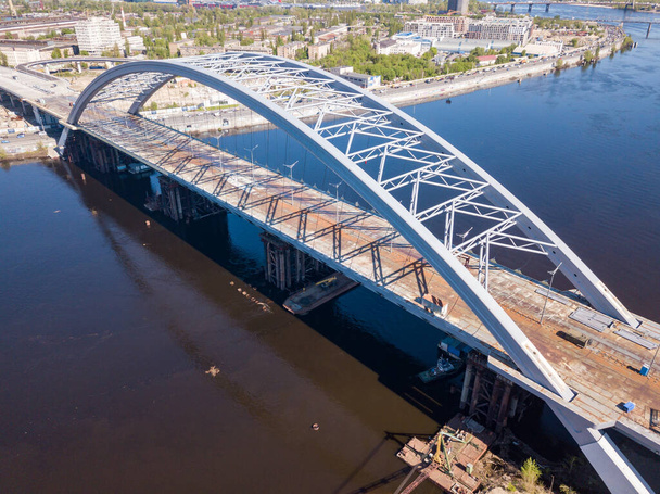 Ατελείωτη γέφυρα στο Κίεβο. Αεροφωτογραφία τηλεκατευθυνόμενου. - Φωτογραφία, εικόνα