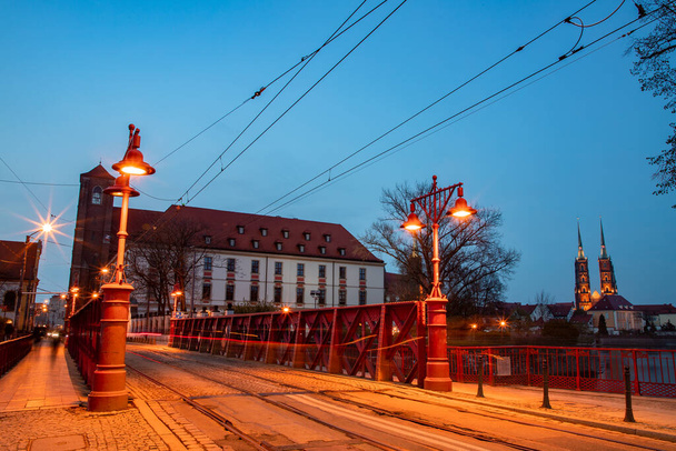 evening city streets in poland in wroclaw in spring - Foto, Imagem