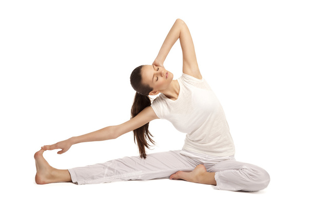 jeune beau yoga posant sur un fond de studio 24
 - Photo, image