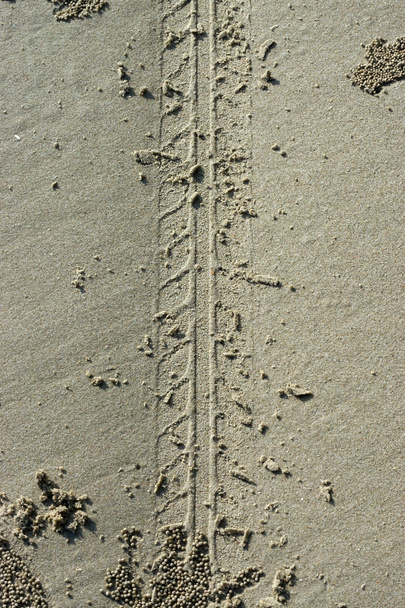 Μοτοκρός Μοτοσικλέτα κομμάτια στην άμμο. - Φωτογραφία, εικόνα