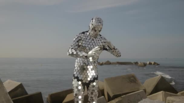 Jiskřivý muž v obleku tančící u moře - Záběry, video