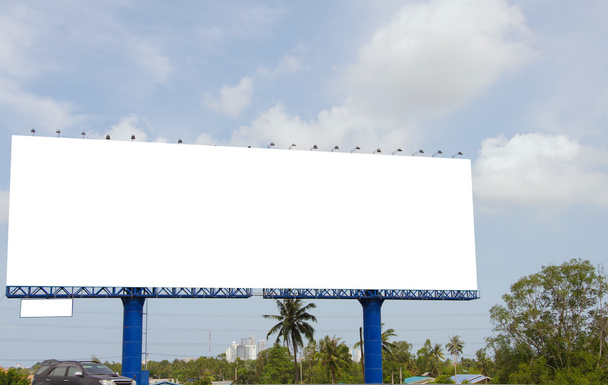 duże puste billboard na drodze z miasta tło widoku - Zdjęcie, obraz
