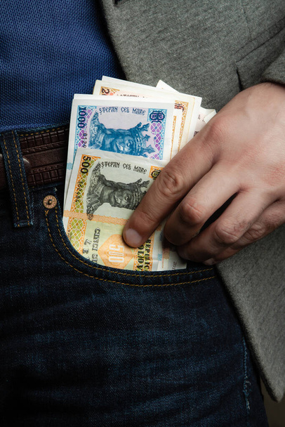 деньги в его руках, кредиты и банки - Фото, изображение