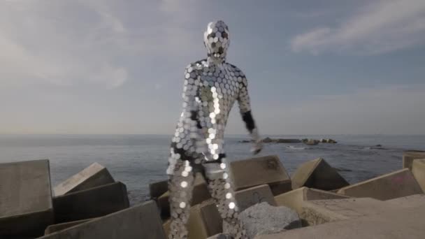 musujące discosuit człowiek taniec obok morza - Materiał filmowy, wideo