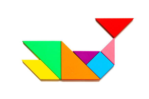 Puzzle couleur tangram en forme de baleine, de poisson ou de requin sur fond blanc - Photo, image