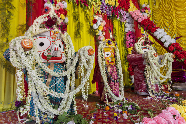 El ídolo de Dios Jagannath, Balaram y Suvodra está siendo adorado. Festival de Ratha jatra en Howrah, Bengala Occidental, India. - Foto, imagen