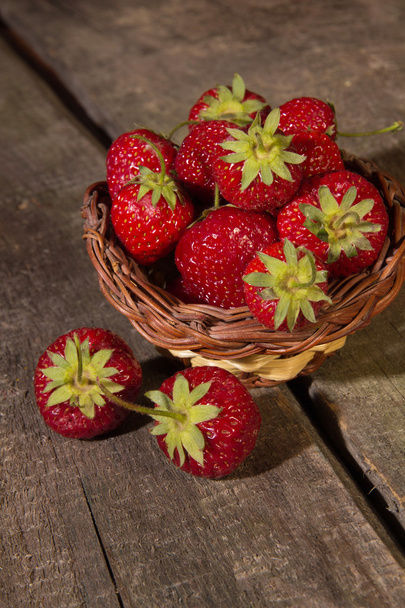 fraises dans un panier - Photo, image