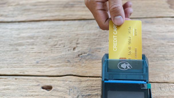 Pagamento com cartão em máquinas de pagamento eletrônico disponíveis em todas as lojas - Foto, Imagem