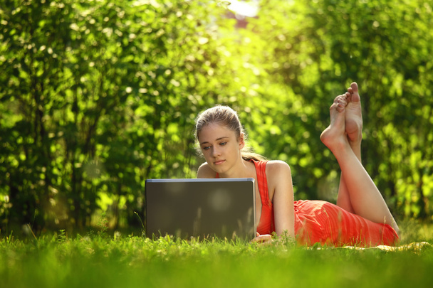 mladá žena s laptopem na zelené trávě v parku - Fotografie, Obrázek